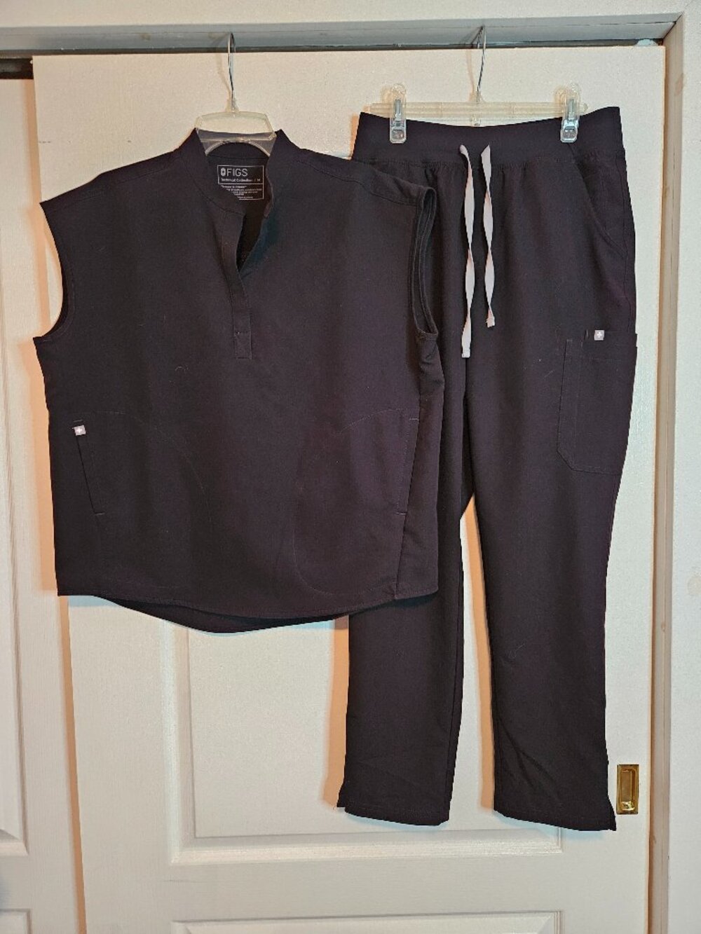 FIGS Rafaela Oversized Scrub Top and HW Yola Scrub Pants in Black Medium Set